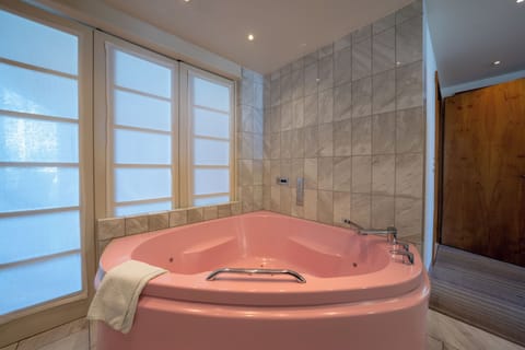 Deluxe Apartment (Maisonette) | Bathroom | Shower