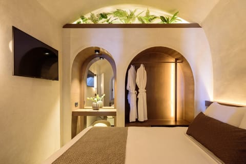 Deluxe Suite, 2 Bedrooms | In-room safe, soundproofing, iron/ironing board, free WiFi