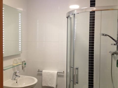 Combined shower/tub, free toiletries, hair dryer, towels