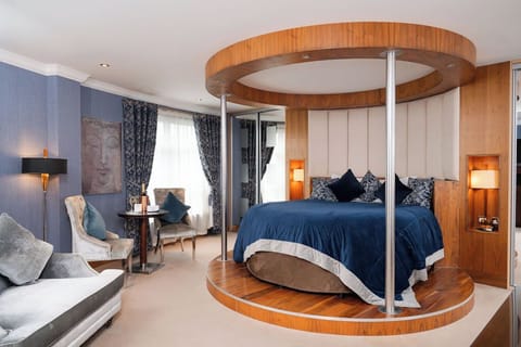 Superior Suite | In-room safe, desk, iron/ironing board, free WiFi