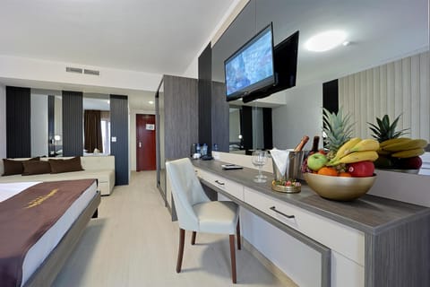 Breakfast, lunch, dinner served; international cuisine 