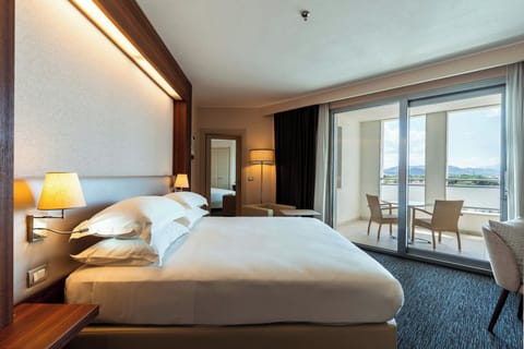 Room, 1 King Bed, Balcony (Corner) | Hypo-allergenic bedding, down comforters, minibar, in-room safe