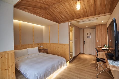 Standard Double Room, 1 Double Bed | Premium bedding, down comforters, desk, laptop workspace