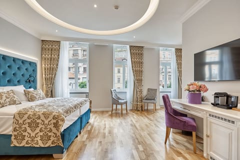 Luxury Double Room, 1 King Bed | Premium bedding, pillowtop beds, in-room safe, individually decorated