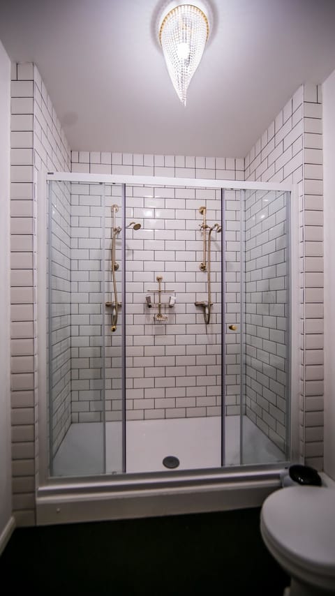 Classic Room | Bathroom | Combined shower/tub, free toiletries, hair dryer, towels