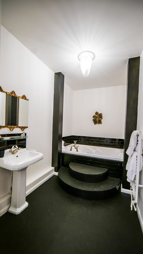 Suite (with Spa Bath) Room Only | Bathroom | Combined shower/tub, free toiletries, hair dryer, towels