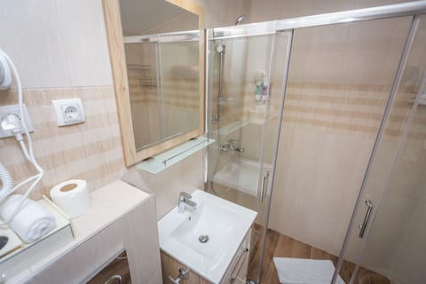 Classic Single Room | Bathroom | Shower, free toiletries, hair dryer, bathrobes