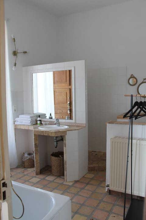 Double Room (Camael) | Bathroom | Hair dryer, towels, shampoo, toilet paper