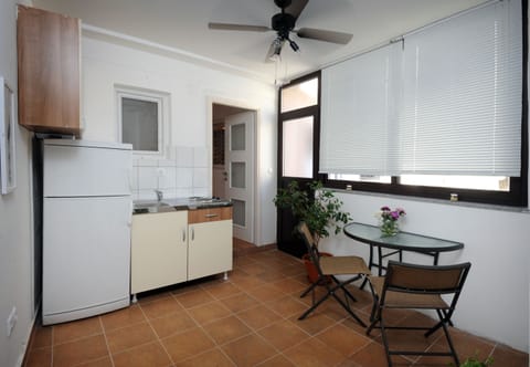 City Apartment, Courtyard View | In-room dining