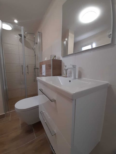 City Apartment, Courtyard View | Bathroom | Shower, free toiletries, hair dryer, bathrobes