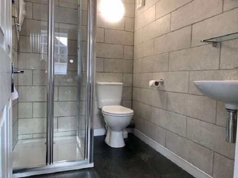 Double Room, Ensuite | Bathroom | Free toiletries, hair dryer, towels, soap