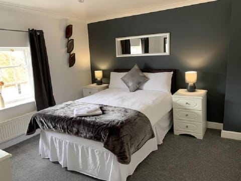Standard Double Room, Ensuite | Desk, iron/ironing board, free WiFi