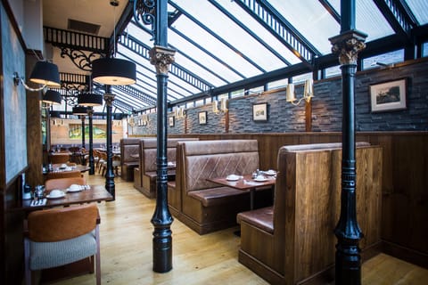 2 restaurants, breakfast served