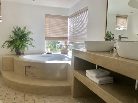 Honeymoon Suite | Bathroom | Deep soaking tub, free toiletries, hair dryer, bathrobes