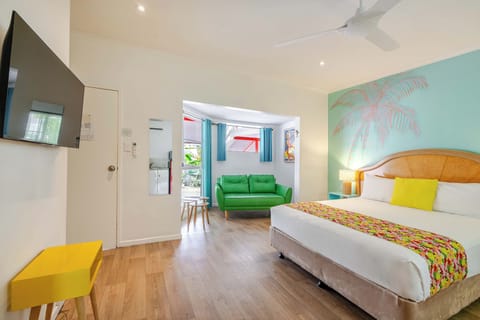 Studio, 1 Queen Bed | Pillowtop beds, desk, blackout drapes, soundproofing