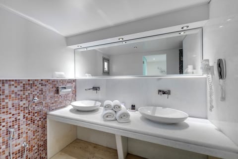 Suite with Outdoor Hot Tub | Bathroom | Shower, designer toiletries, hair dryer, slippers