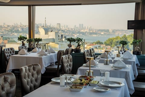 2 restaurants; breakfast, lunch, and dinner served