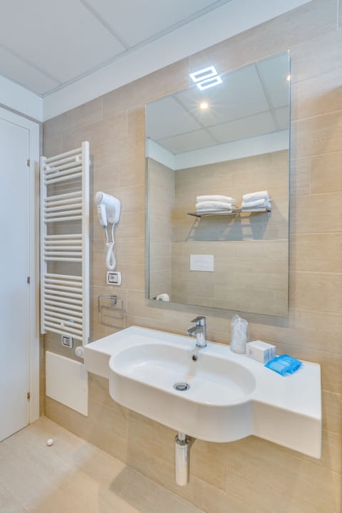 Shower, rainfall showerhead, free toiletries, hair dryer