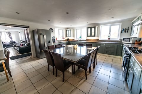 Luxury Cottage | Private kitchen | Full-size fridge, microwave, oven, stovetop