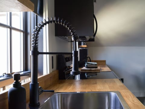 Full-size fridge, microwave, coffee/tea maker, electric kettle