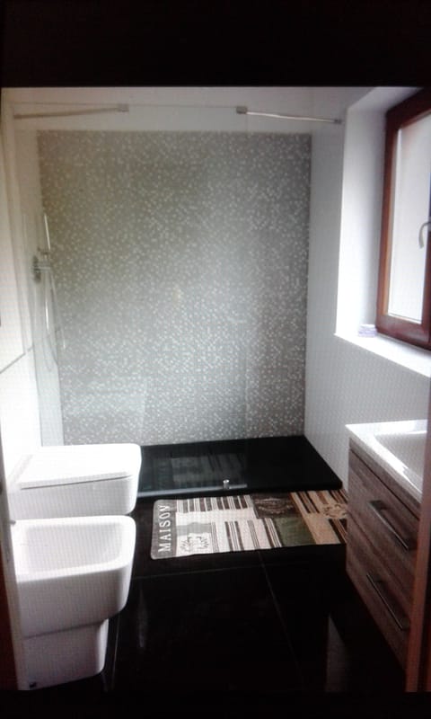 Comfort Double Room, 1 Queen Bed | Bathroom | Shower, rainfall showerhead