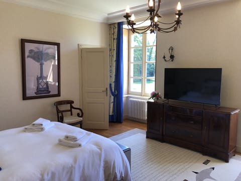 Deluxe Double Room, 1 Queen Bed (Kandinsky) | Premium bedding, individually decorated, individually furnished, desk