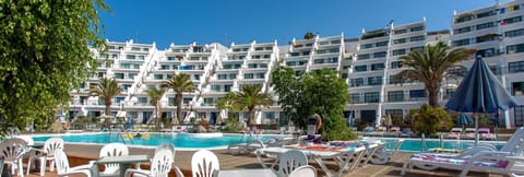 3 outdoor pools, lifeguards on site
