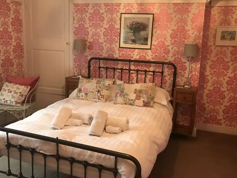 Classic Double Room, 1 Double Bed, Garden View | Individually decorated, individually furnished, soundproofing