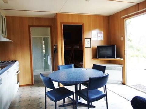 Full-size fridge, microwave, oven, stovetop