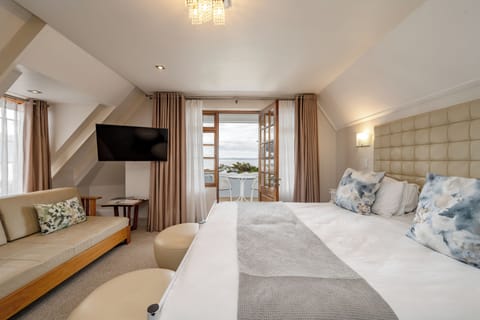 Romantic Room 6 | Premium bedding, in-room safe, free WiFi, bed sheets