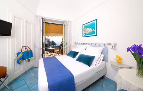 Superior Double Room, Sea View | Minibar, in-room safe, individually decorated, desk