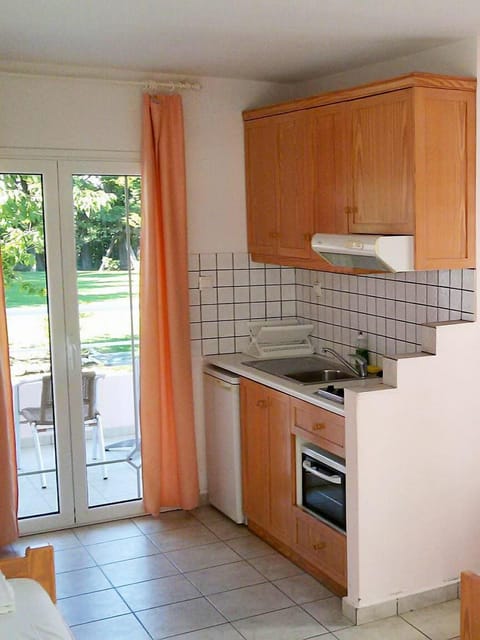 Apartment, 1 Bedroom, Garden View | Private kitchenette | Fridge, stovetop, cookware/dishes/utensils