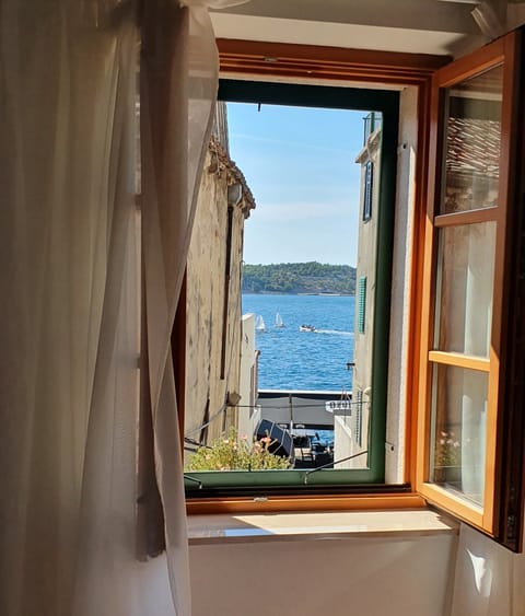 Deluxe Room | In-room safe, desk, blackout drapes, soundproofing