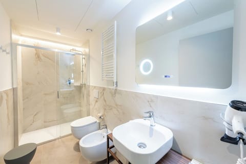 Suite | Bathroom | Shower, eco-friendly toiletries, hair dryer, bidet