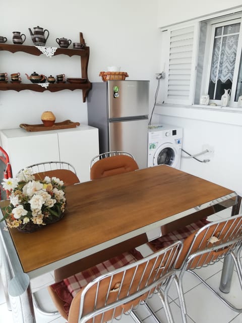 Family Apartment, 2 Bedrooms, Sea View | In-room dining