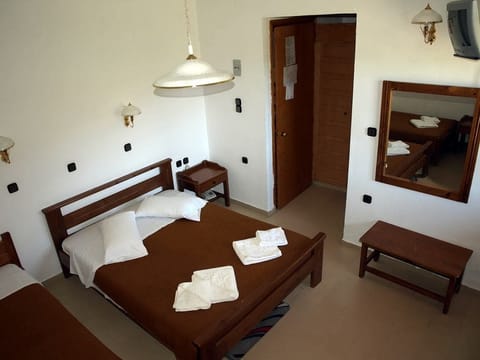 Triple Room | Blackout drapes, free WiFi, bed sheets