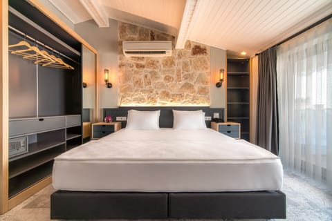3rd Floor, Double Bed, Balcony, Garden View | 1 bedroom, minibar, in-room safe, individually furnished