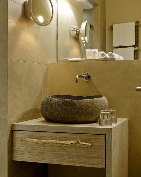 Basic Single Room | Bathroom | Free toiletries, towels