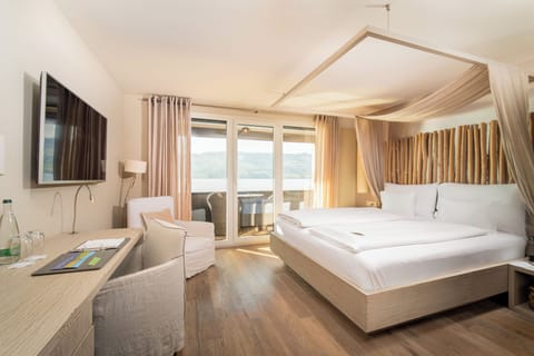 Classic Superior Lake | Hypo-allergenic bedding, minibar, in-room safe, desk