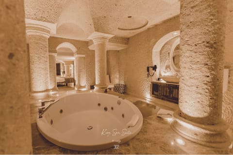 Spa Cave Suite | Bathroom | Free toiletries, hair dryer, bathrobes, slippers