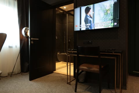 Junior Room, 1 Queen Bed, City View | Television