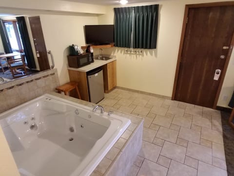 3 Queen Whirlpool Deluxe, includes Seasonal Timbavati Wildlife Park | Premium bedding, laptop workspace, blackout drapes, free WiFi