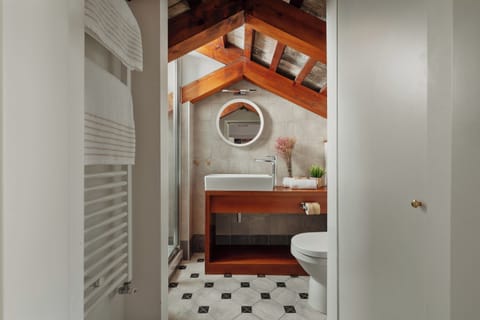 Romantic Studio Suite, 1 Queen Bed with Sofa bed | Bathroom | Shower, eco-friendly toiletries, hair dryer, towels