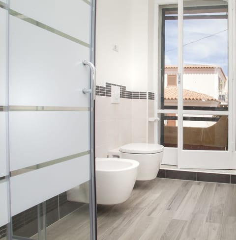 Double Room | Bathroom | Shower, hair dryer, bidet, towels