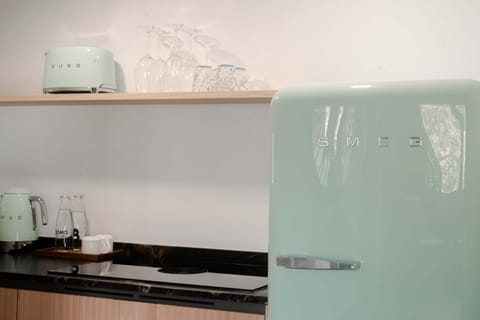 Suite, 1 King Bed, Kitchen | Private kitchenette | Coffee/tea maker, electric kettle