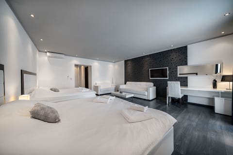 Superior Suite (6 person) | In-room safe, desk, laptop workspace, free WiFi