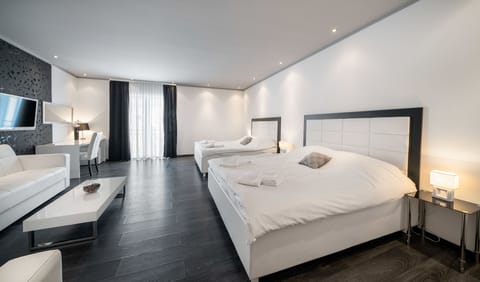 In-room safe, desk, laptop workspace, free WiFi