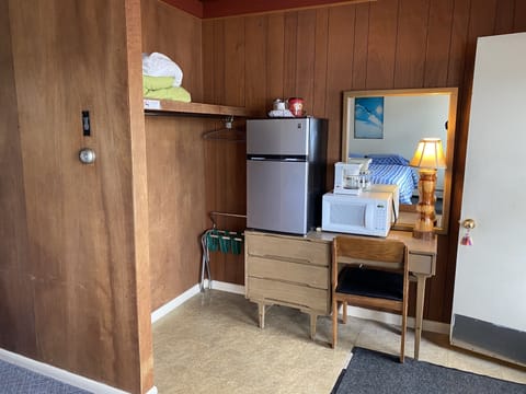 Comfort Room, 2 Queen Beds | In-room dining