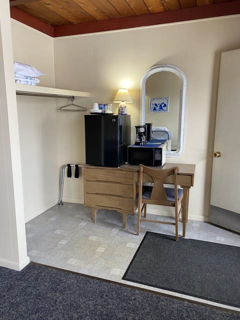 Classic Room, 2 Double Beds | In-room dining