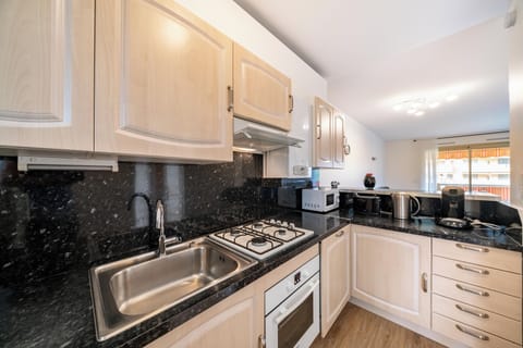 Apartment, 2 Bedrooms (6 Pers) | Private kitchen | Fridge, microwave, oven, stovetop